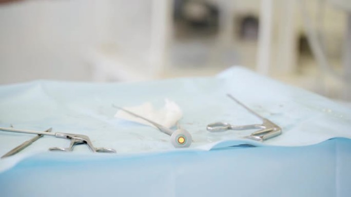 手术台上的手术器械和工具