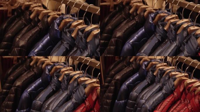 秋季夹克挂在时尚精品店的木制衣架上