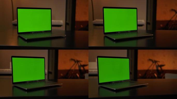 显示绿屏的笔记本放在桌子上，复制空间用于粘贴