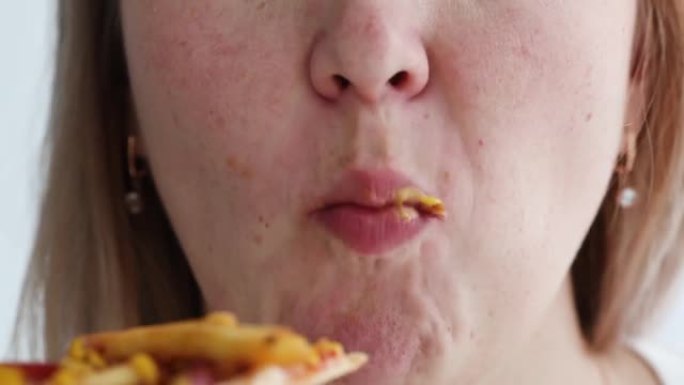 女人吃比萨饼，调皮的卡路里和有害的胆固醇。消费部分垃圾食品的人