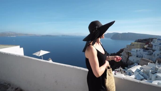 圣托里尼Oia的黑发优雅女人