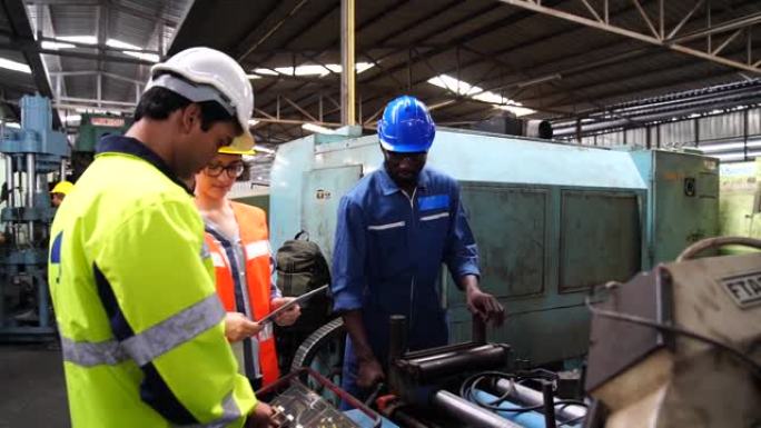工程师和熟练的技术人员正在大型机器操作的工业设施中工作。