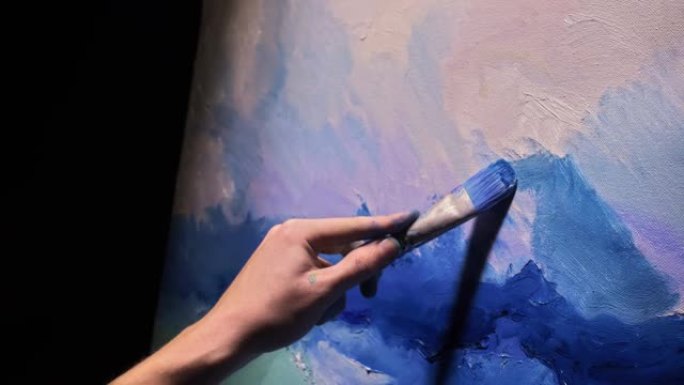 艺术家抄写员用海洋中的船绘制海景。工匠装饰师在蓝色的海上航行时绘制丙烯酸油色。