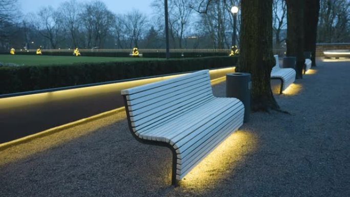 爱沙尼亚城市公园一侧的白色长椅