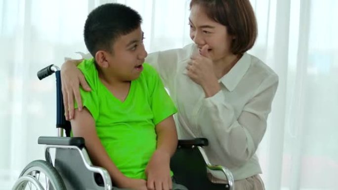 亚洲母亲和残疾儿子在家里共度时光。