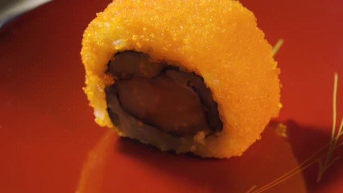 寿司配蛋虾、海藻、米饭和蔬菜在转盘上旋转。海鲜配料的日本食物。宏观拍摄。