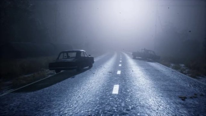 有雾的神秘废弃道路上有废弃的汽车。启示录、神秘和科幻背景的动画。一座废弃的世界末日雾蒙蒙的道路。