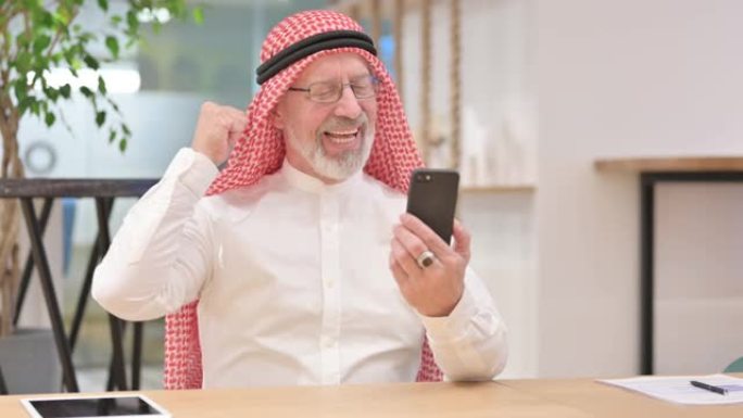 在智能手机上获得成功的阿拉伯老商人