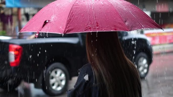 一女子在雨天撑伞慢动作