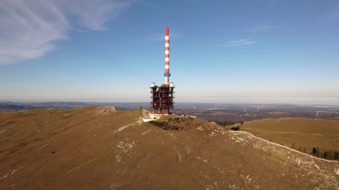 山中Chasseral及其独特的无线电塔的鸟瞰图