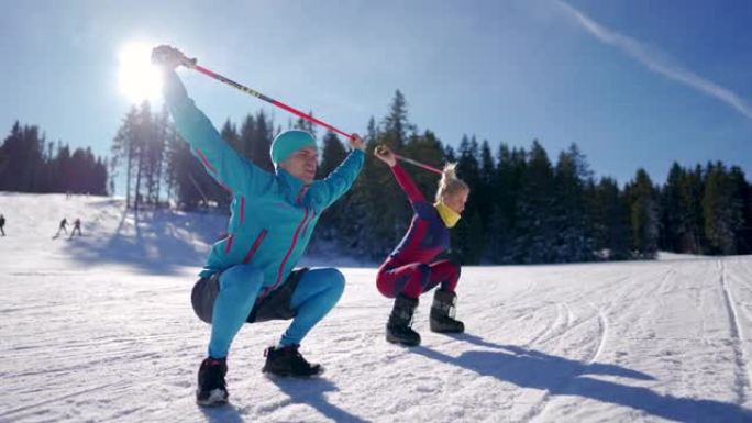 年轻女子和她的滑雪教练在滑雪场锻炼