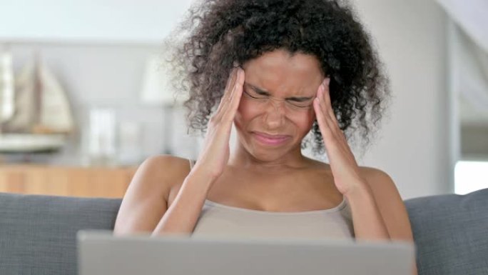 患有笔记本电脑头痛的非洲妇女