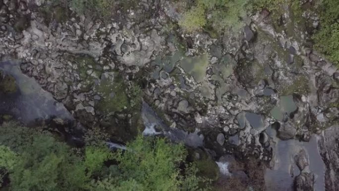 空中旋转缩小了森林里耶卡·克诺耶维察河的景色，水流在凹凸不平的石头上流动，有洞。自然公园，自然保护区