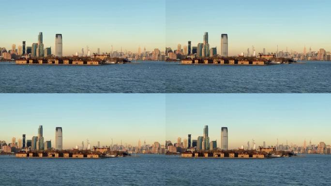 埃利斯岛，曼哈顿下城和霍博肯 (Hoboken) 从纽约上湾 (Upper New York Bay