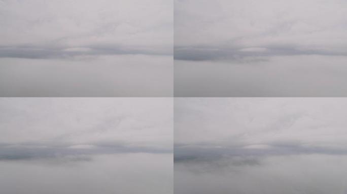 云层之间的飞行