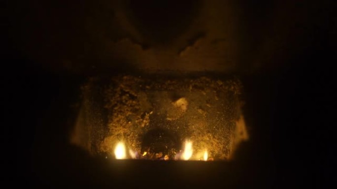 充满替代生物燃料的颗粒炉圆筒在强力燃烧后喷出火焰。颗粒炉内燃烧生物质过程，是当今替代和经济的生物燃料