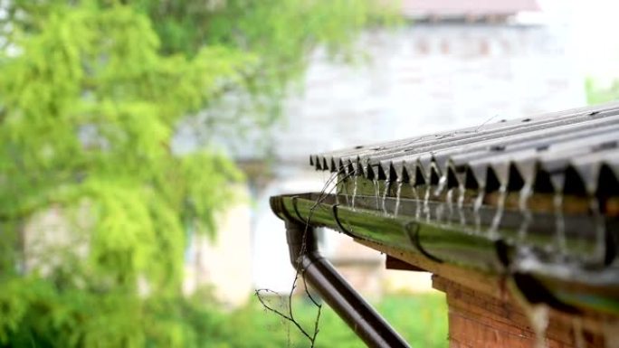 大雨，屋顶上有大冰雹。飓风和雷暴。