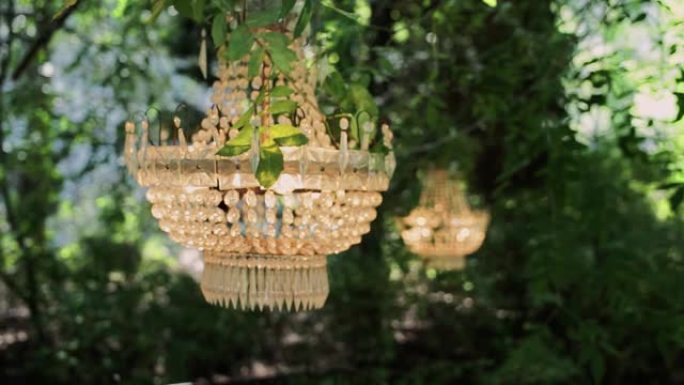 绿色花园中的大型水晶吊灯