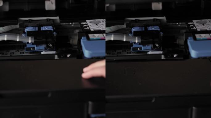 视频指导，技术，媒体，办公室，文具概念-男性手的特写镜头准备新的喷墨打印机。步骤7: 打开-抬起扫描