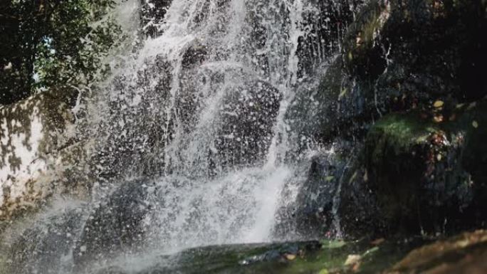 丛林中的瀑布，野外美丽的自然瀑布，将水溅到岩石上，一条山河。