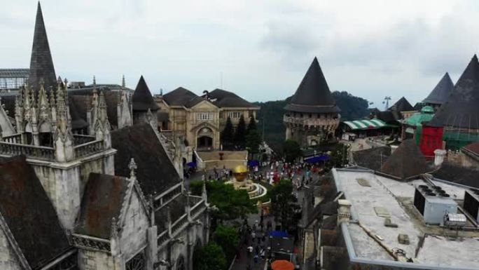 越南岘港著名旅游胜地巴纳山顶城堡景观的鸟瞰图。