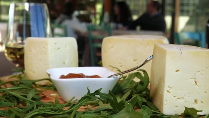 传统的意大利地方美食: 翻盘，佩科里诺奶酪和蜂蜜玻璃。