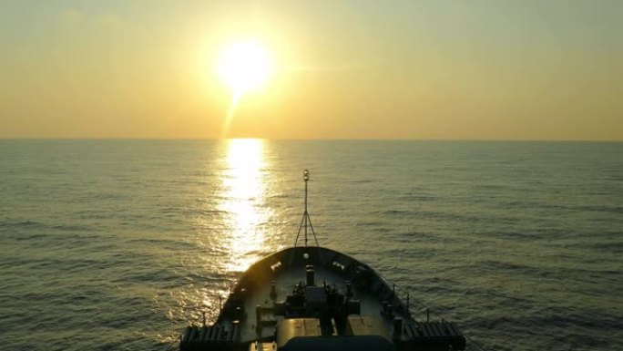 军舰上的日落景色军舰上的日落景色大海航行