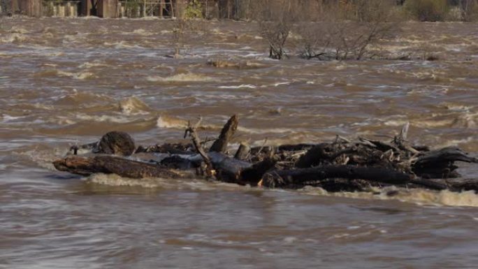 詹姆斯河泛滥成灾，原木和急流