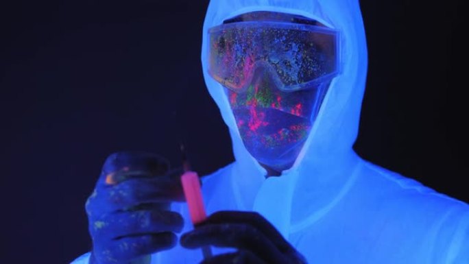一个穿着白色西装的男人，戴着口罩，上面沾满了紫外线涂料，拿着注射器。