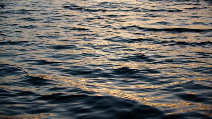 湖面夕阳水面波浪波光金色水面
