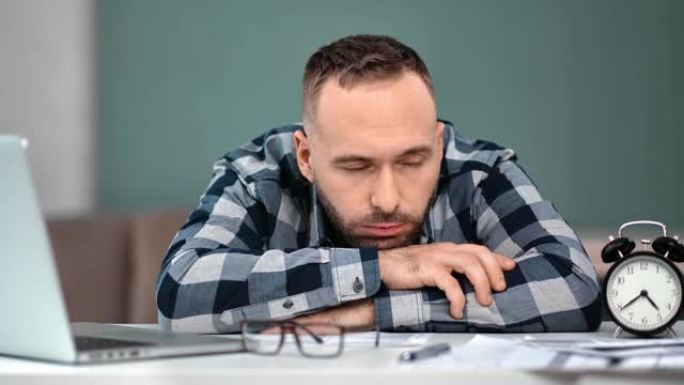 疲倦的困倦的人在笔记本电脑前的工作场所头痛。4k龙红相机