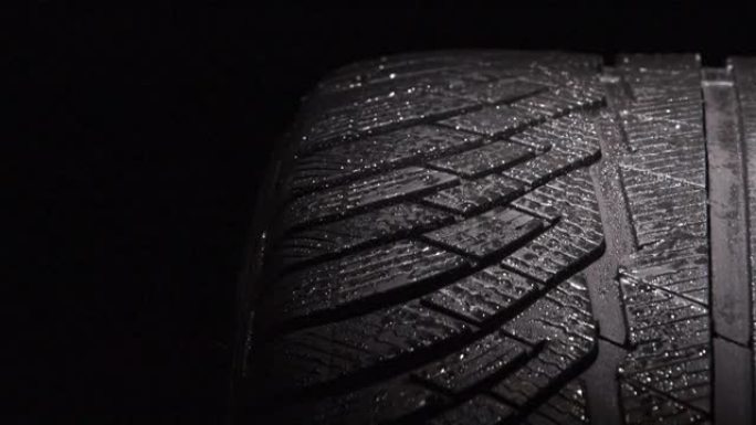 水滴中的轮胎胎面。循环
