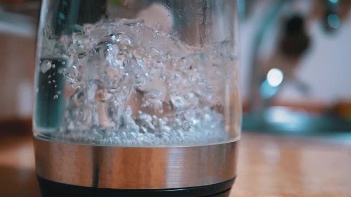 背景厨房玻璃电热水壶内沸腾的水中气泡