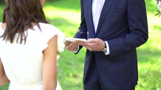 新郎在仪式上向新娘宣读结婚誓言