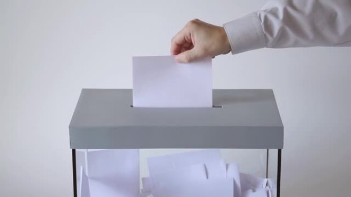 选民在透明的投票箱里降低选票