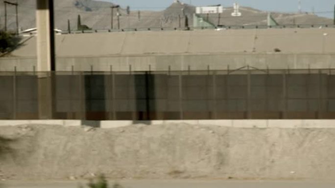 4k视频，从华雷斯城看到的国际边界墙，分隔美国和墨西哥的障碍