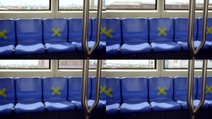 泰国曼谷一列火车的座位上贴了十字贴纸，以保持社交距离