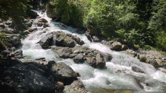 高山溪流岩石湍急溪水