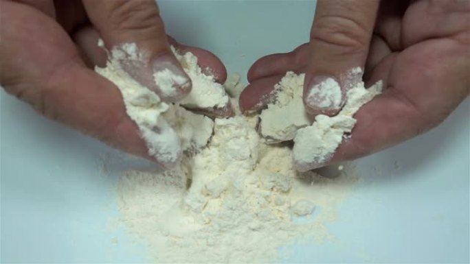 手慢动作拿面粉。