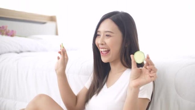 有趣快乐的亚洲女性做黄瓜面膜