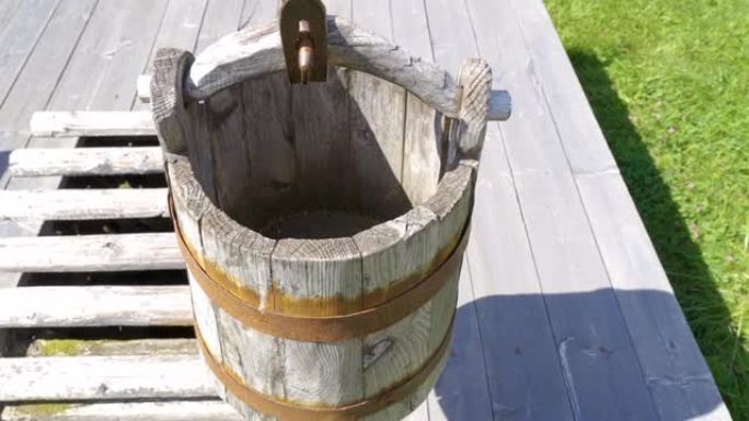 爱沙尼亚井上的木桶水