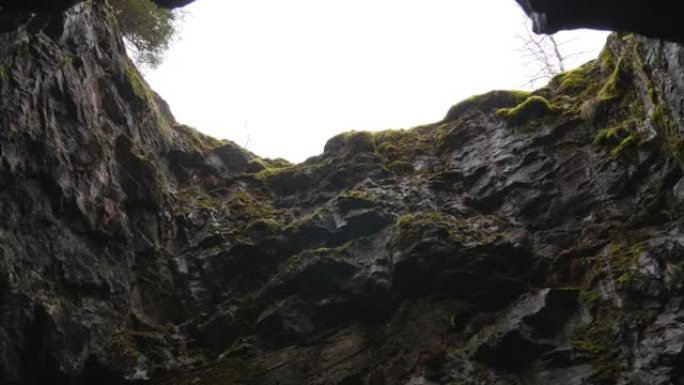 从深洞可以看到美丽的景色。自然地质构造。旅游4k视频