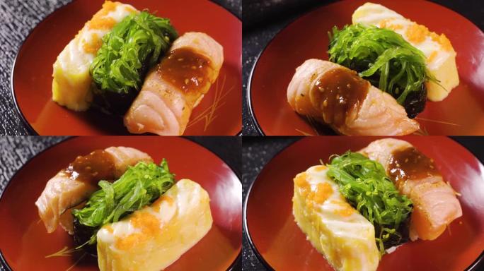 各种寿司，米饭，海藻，烤猪肉，煎蛋，转盘上的鸡蛋。海鲜配料的日本食物。宏观拍摄。