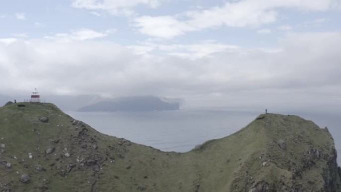 无人机飞越位于丹麦法罗群岛上的卡尔索伊岛 (Kalsoy Island) 上绿色崎cliff的悬崖山