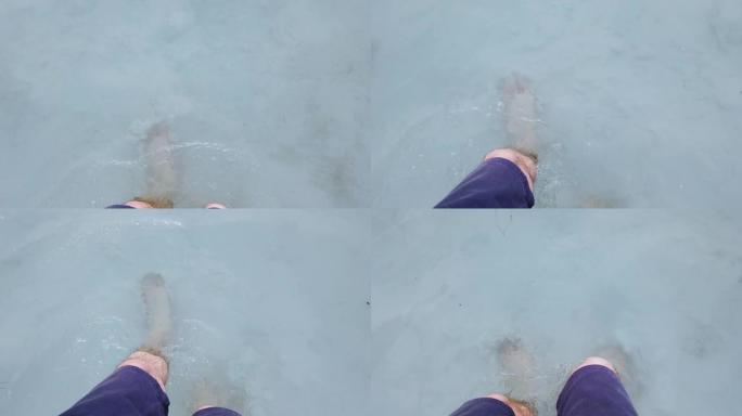 在土耳其代尼兹利的棉花堡石灰华上行走的男性脚