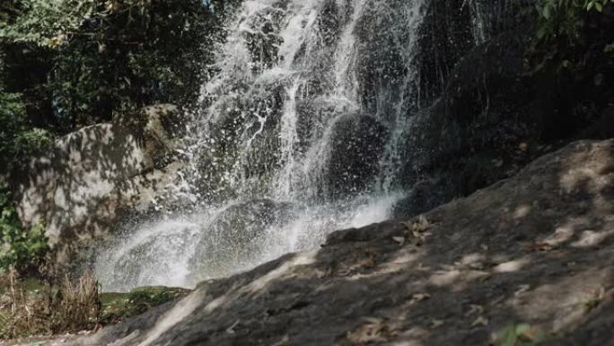 瀑布多山，美丽的瀑布倾泻在岩石和岩石上。