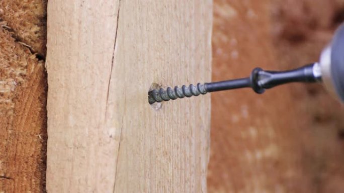 电动螺丝刀将螺钉包裹在垂直块中。