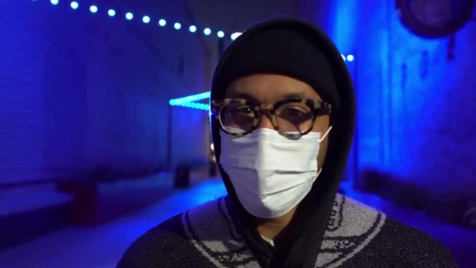 一名年轻的非裔美国人戴着防护口罩防止病毒感染