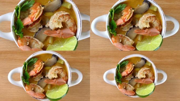 缩小碗中流行的泰国菜汤姆百胜或汤姆山药汤。