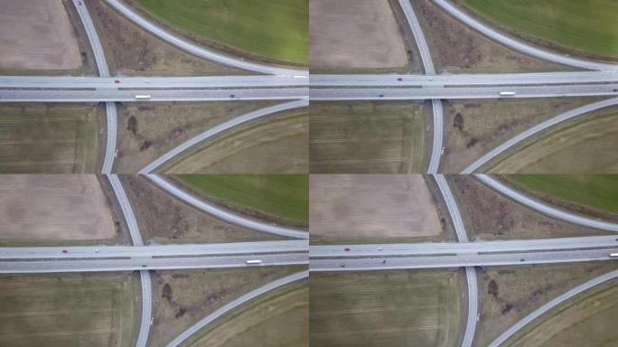 高速公路交叉口与行驶中的交通车的俯视图。